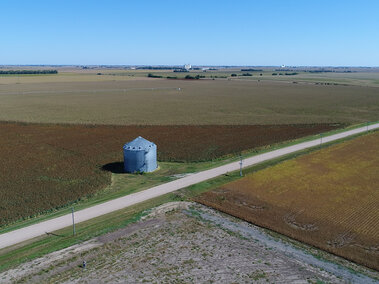  An aerial view from 400 feet shows the fields that border a commercial operation. This view reveals an absence of risk factors in the immediate vicinity.