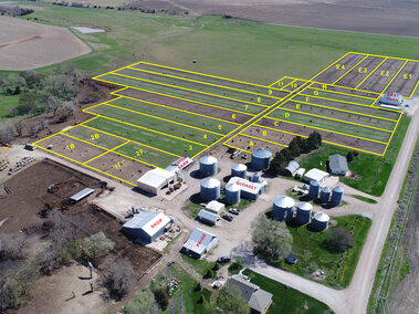 Flight pens, facilities and traffic paths are added digitally, providing the operator with a monitoring and training tool.
